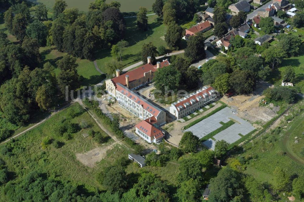 Luftbild Werder (Havel) - Gebäudekomplex im Schloßpark von Schloß Petzow in Werder (Havel) im Bundesland Brandenburg