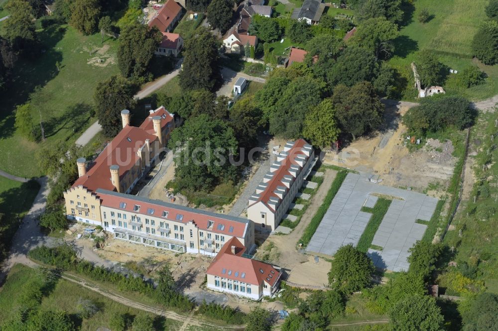 Werder (Havel) von oben - Gebäudekomplex im Schloßpark von Schloß Petzow in Werder (Havel) im Bundesland Brandenburg