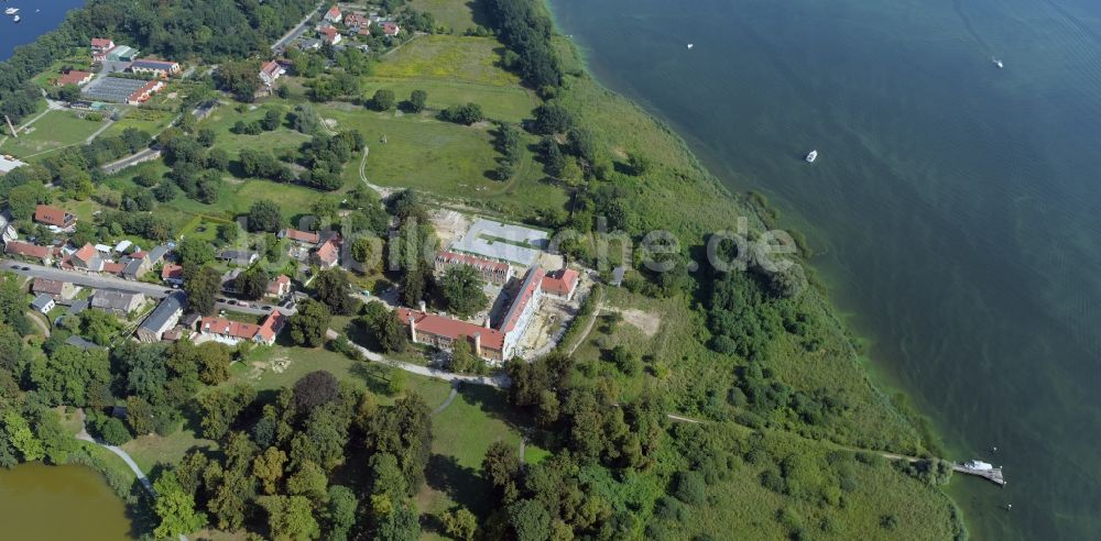 Luftaufnahme Werder (Havel) - Gebäudekomplex im Schloßpark von Schloß Petzow in Werder (Havel) im Bundesland Brandenburg