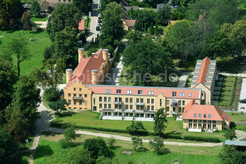 Werder (Havel) von oben - Gebäudekomplex im Schloßpark von Schloß Petzow an der Zelterstraße in Werder (Havel) im Bundesland Brandenburg