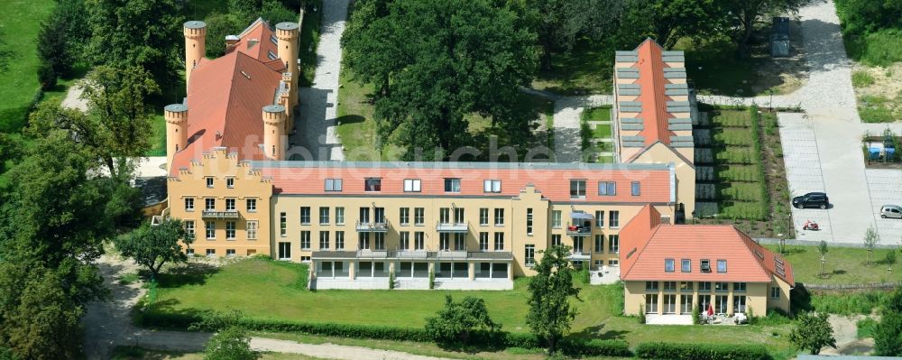 Werder (Havel) aus der Vogelperspektive: Gebäudekomplex im Schloßpark von Schloß Petzow an der Zelterstraße in Werder (Havel) im Bundesland Brandenburg