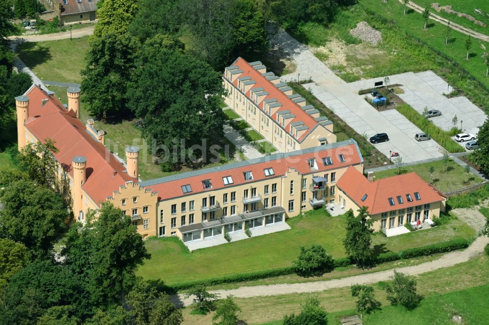 Luftbild Werder (Havel) - Gebäudekomplex im Schloßpark von Schloß Petzow an der Zelterstraße in Werder (Havel) im Bundesland Brandenburg