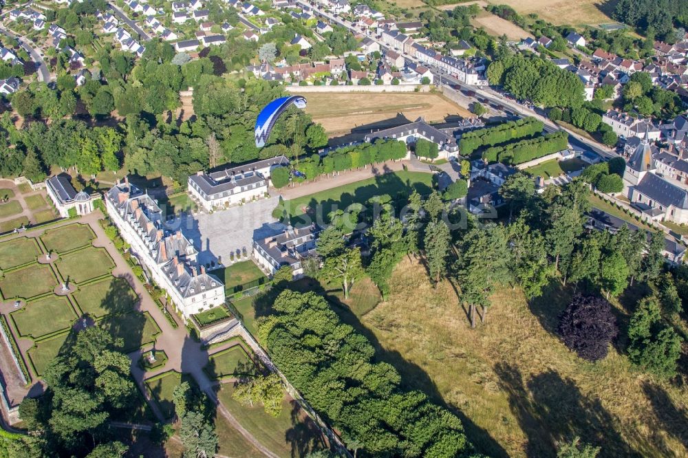 Luftaufnahme Menars - Gebäudekomplex im Schloßpark von Schloß Pompadour Palace Foundation in Menars in Centre-Val de Loire, Frankreich