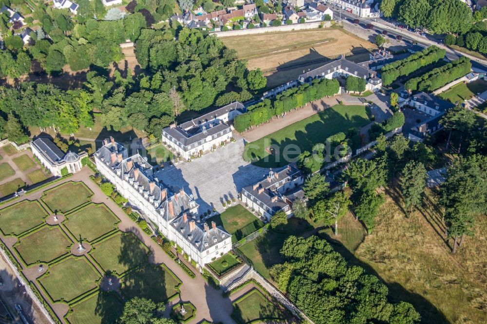 Menars von oben - Gebäudekomplex im Schloßpark von Schloß Pompadour Palace Foundation in Menars in Centre-Val de Loire, Frankreich