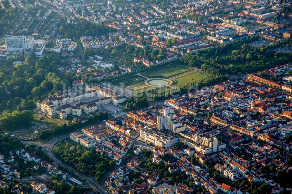 Ludwigsburg von oben - Gebäudekomplex im Schloßpark von Schloß Residenzschloss Ludwigsburg in Ludwigsburg im Bundesland Baden-Württemberg, Deutschland