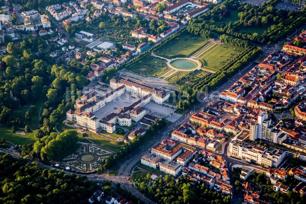 Luftaufnahme Ludwigsburg - Gebäudekomplex im Schloßpark von Schloß Residenzschloss Ludwigsburg in Ludwigsburg im Bundesland Baden-Württemberg, Deutschland