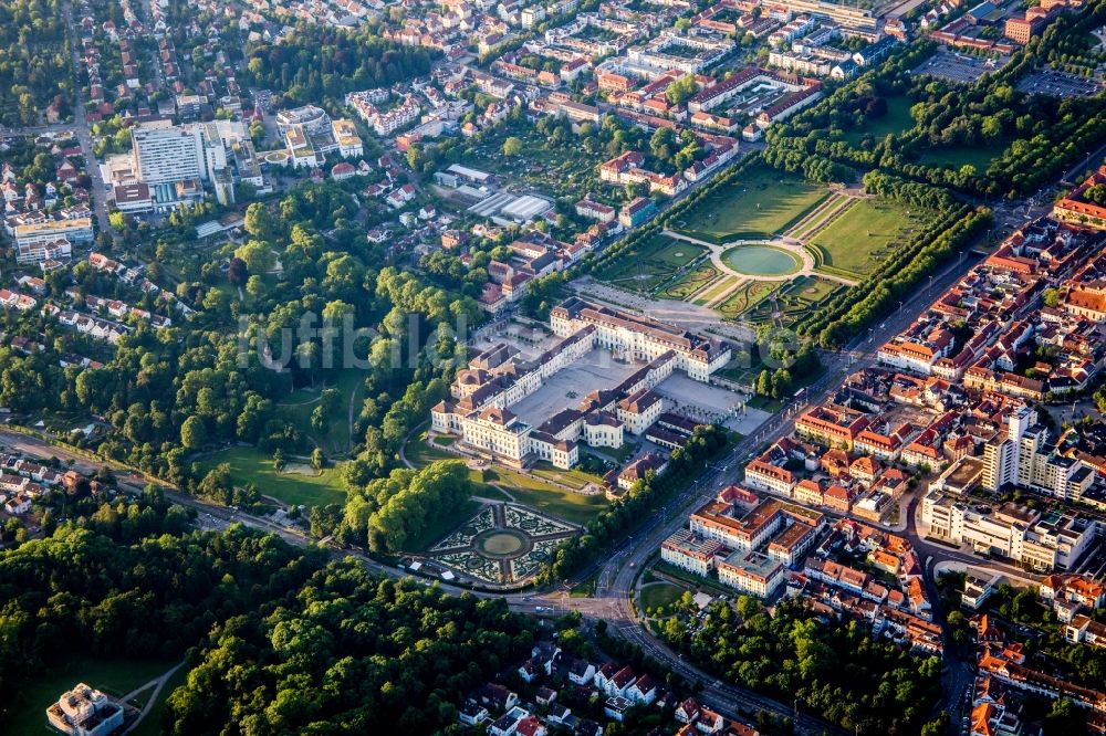 Ludwigsburg von oben - Gebäudekomplex im Schloßpark von Schloß Residenzschloss Ludwigsburg in Ludwigsburg im Bundesland Baden-Württemberg, Deutschland