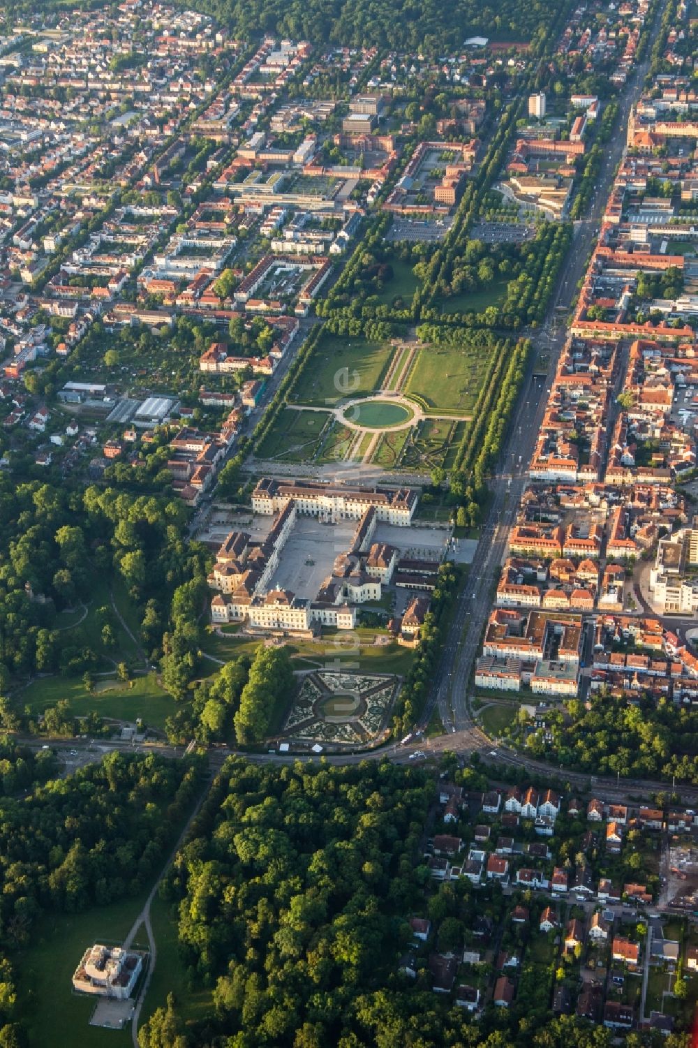 Ludwigsburg aus der Vogelperspektive: Gebäudekomplex im Schloßpark von Schloß Residenzschloss Ludwigsburg in Ludwigsburg im Bundesland Baden-Württemberg, Deutschland