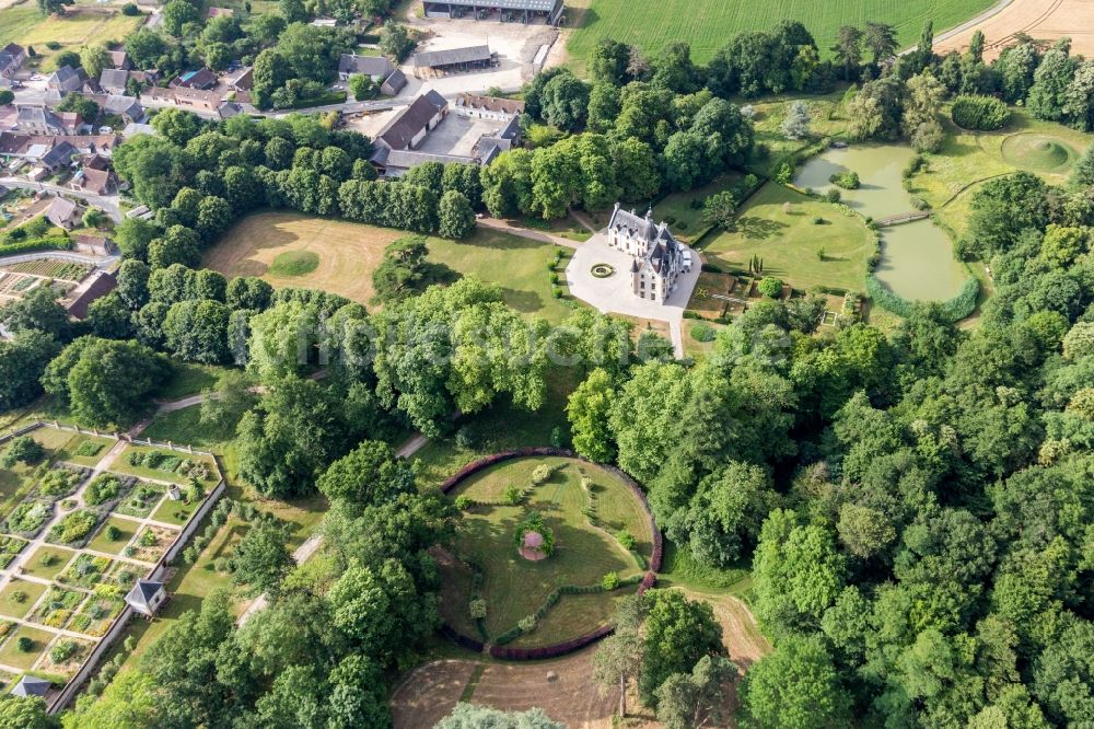 Saint-Cyr-du-Gault von oben - Gebäudekomplex im Schloßpark von Schloß Saint-Cyr-du-Gault in Saint-Cyr-du-Gault in Centre-Val de Loire, Frankreich