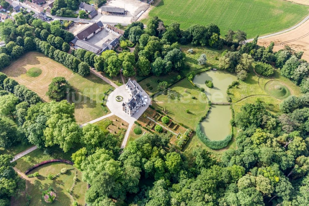 Saint-Cyr-du-Gault aus der Vogelperspektive: Gebäudekomplex im Schloßpark von Schloß Saint-Cyr-du-Gault in Saint-Cyr-du-Gault in Centre-Val de Loire, Frankreich