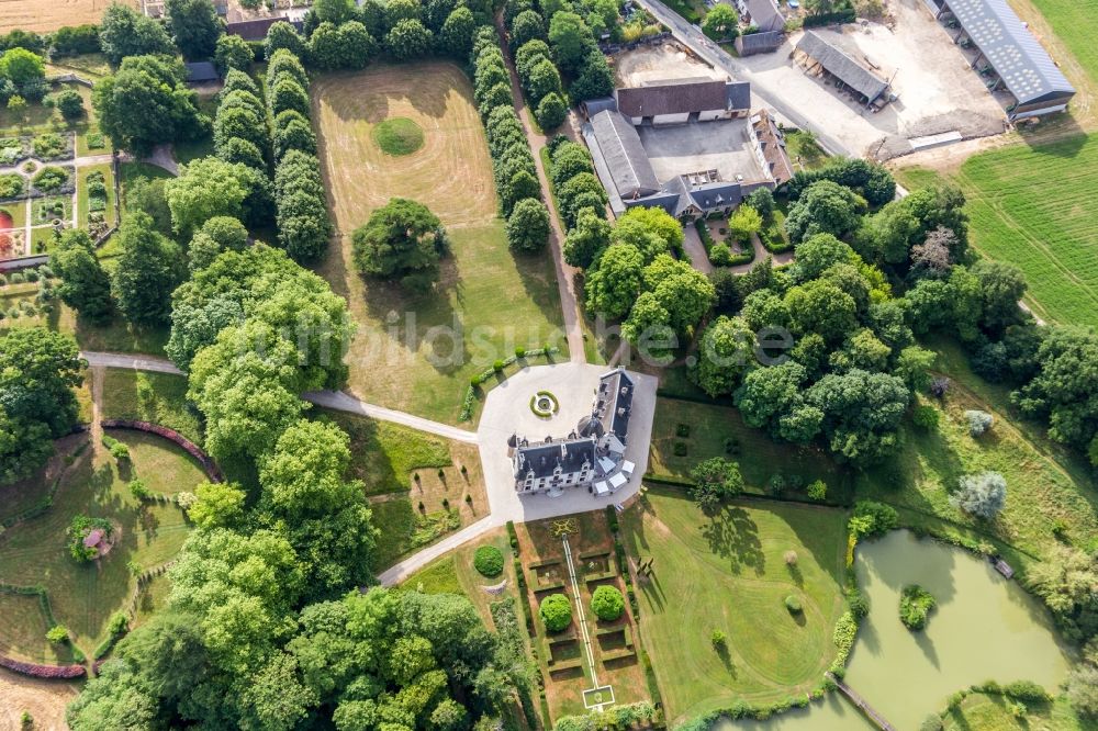 Luftbild Saint-Cyr-du-Gault - Gebäudekomplex im Schloßpark von Schloß Saint-Cyr-du-Gault in Saint-Cyr-du-Gault in Centre-Val de Loire, Frankreich