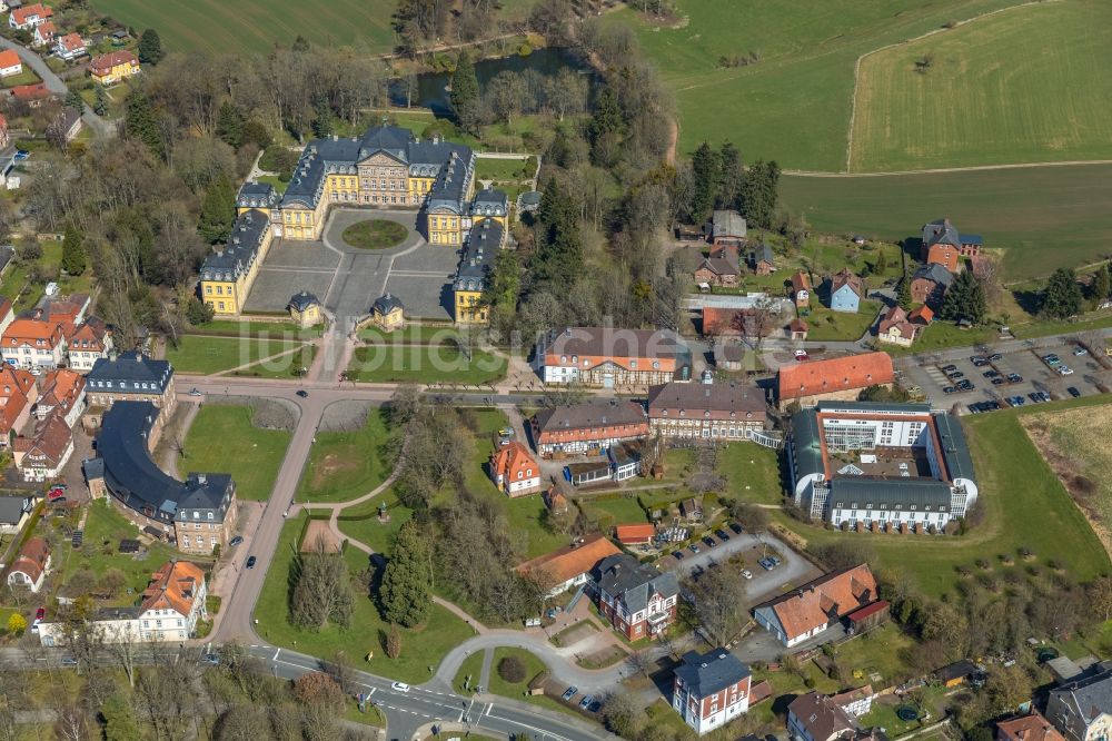 Bad Arolsen von oben - Gebäudekomplex im Schloßpark von Schloß Schloss Bad Arolsen in Bad Arolsen im Bundesland Hessen, Deutschland