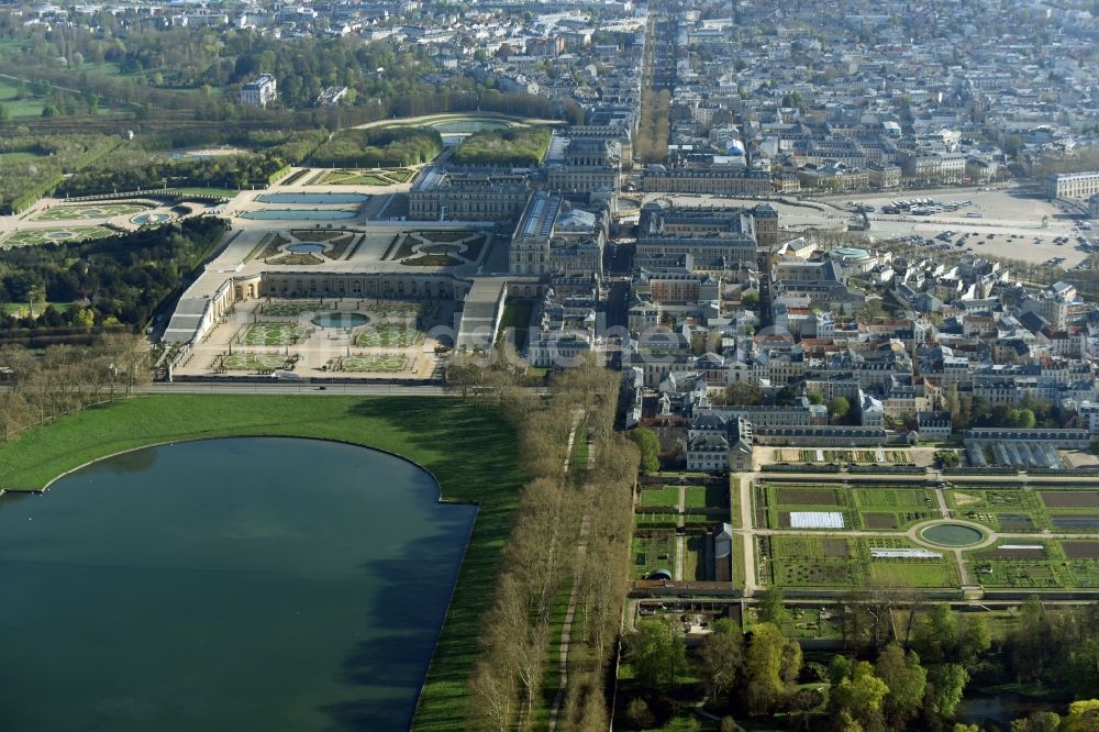 Luftaufnahme Versailles - Gebäudekomplex im Schloßpark von Schloß Schloss Versailles am Place d'Armes in Versailles in Ile-de-France, Frankreich