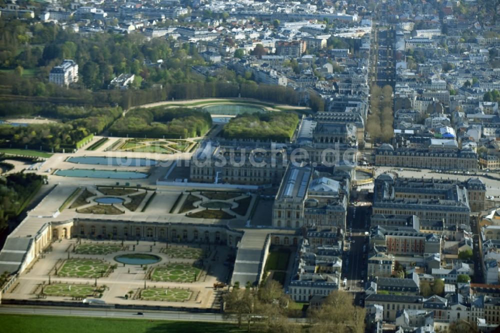 Versailles von oben - Gebäudekomplex im Schloßpark von Schloß Schloss Versailles am Place d'Armes in Versailles in Ile-de-France, Frankreich