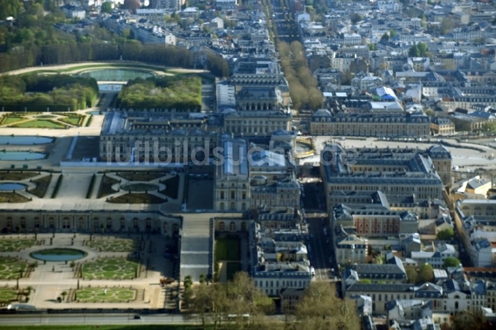 Versailles aus der Vogelperspektive: Gebäudekomplex im Schloßpark von Schloß Schloss Versailles am Place d'Armes in Versailles in Ile-de-France, Frankreich