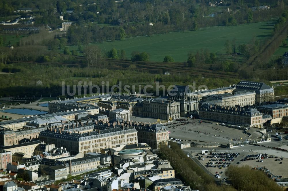 Luftaufnahme Versailles - Gebäudekomplex im Schloßpark von Schloß Schloss Versailles am Place d'Armes in Versailles in Ile-de-France, Frankreich