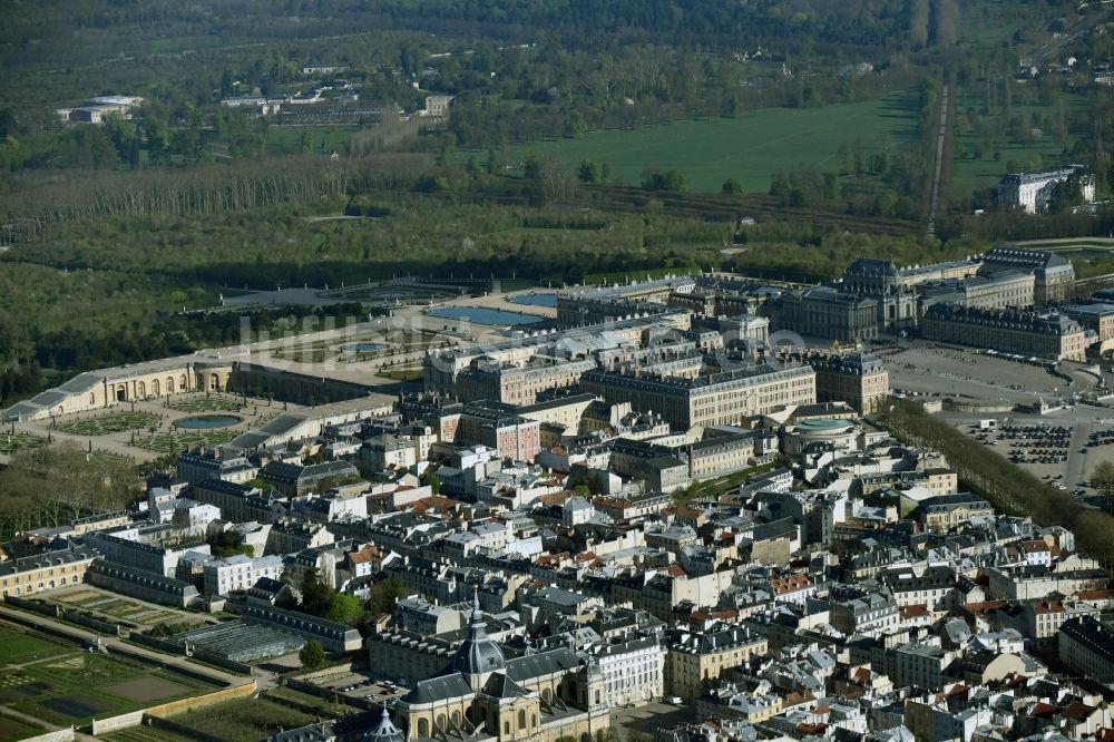 Versailles aus der Vogelperspektive: Gebäudekomplex im Schloßpark von Schloß Schloss Versailles am Place d'Armes in Versailles in Ile-de-France, Frankreich