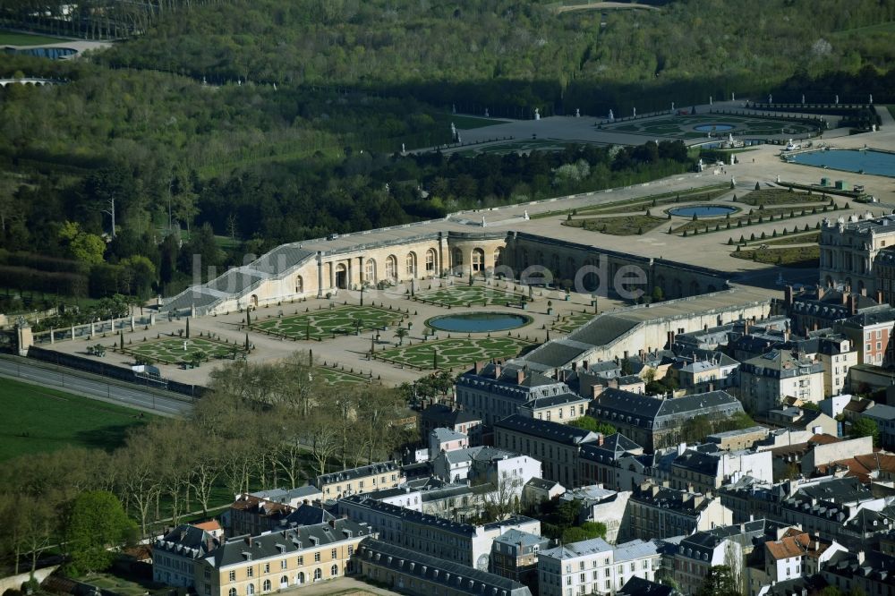 Versailles von oben - Gebäudekomplex im Schloßpark von Schloß Schloss Versailles am Place d'Armes in Versailles in Ile-de-France, Frankreich