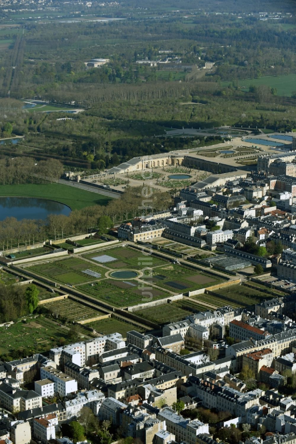 Luftbild Versailles - Gebäudekomplex im Schloßpark von Schloß Schloss Versailles am Place d'Armes in Versailles in Ile-de-France, Frankreich