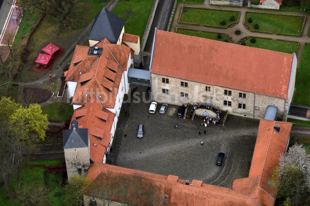 Schöningen aus der Vogelperspektive: Gebäudekomplex im Schloßpark von Schloß Schöningen am Burgplatz in Schöningen im Bundesland Niedersachsen