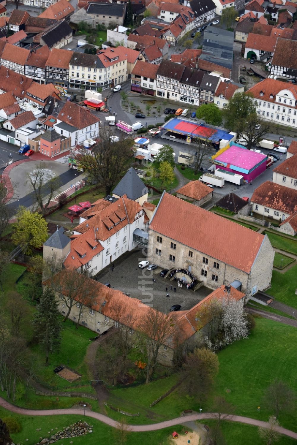 Luftaufnahme Schöningen - Gebäudekomplex im Schloßpark von Schloß Schöningen am Burgplatz in Schöningen im Bundesland Niedersachsen