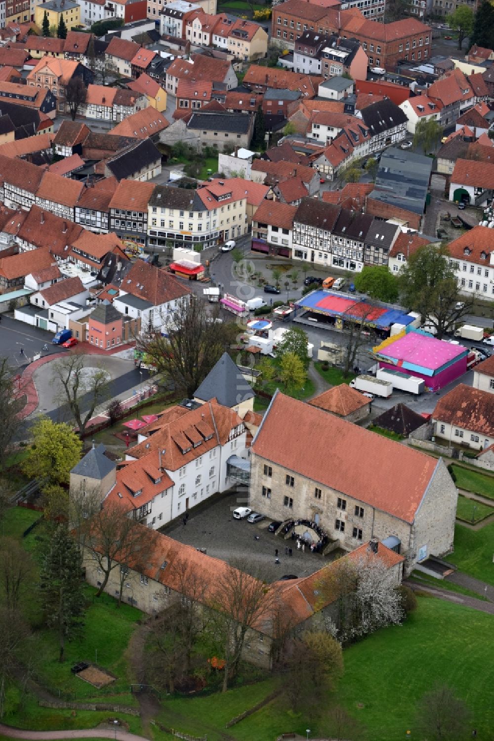 Schöningen von oben - Gebäudekomplex im Schloßpark von Schloß Schöningen am Burgplatz in Schöningen im Bundesland Niedersachsen