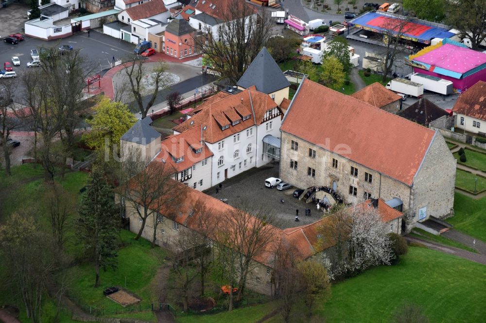 Schöningen aus der Vogelperspektive: Gebäudekomplex im Schloßpark von Schloß Schöningen am Burgplatz in Schöningen im Bundesland Niedersachsen