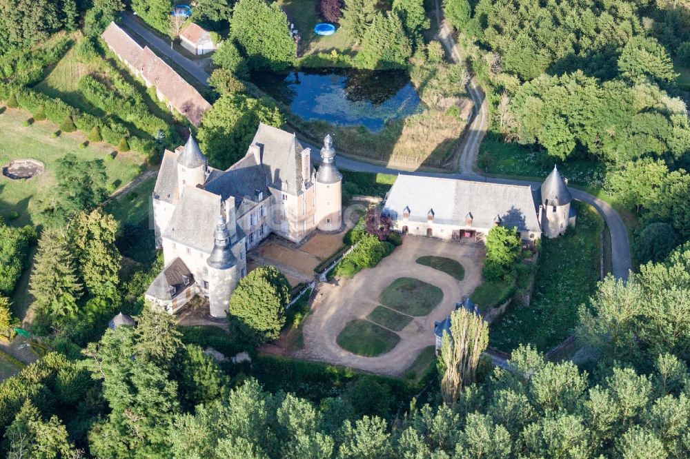 Semur-en-Vallon aus der Vogelperspektive: Gebäudekomplex im Schloßpark des Schloß in Semur-en-Vallon in Pays de la Loire, Frankreich