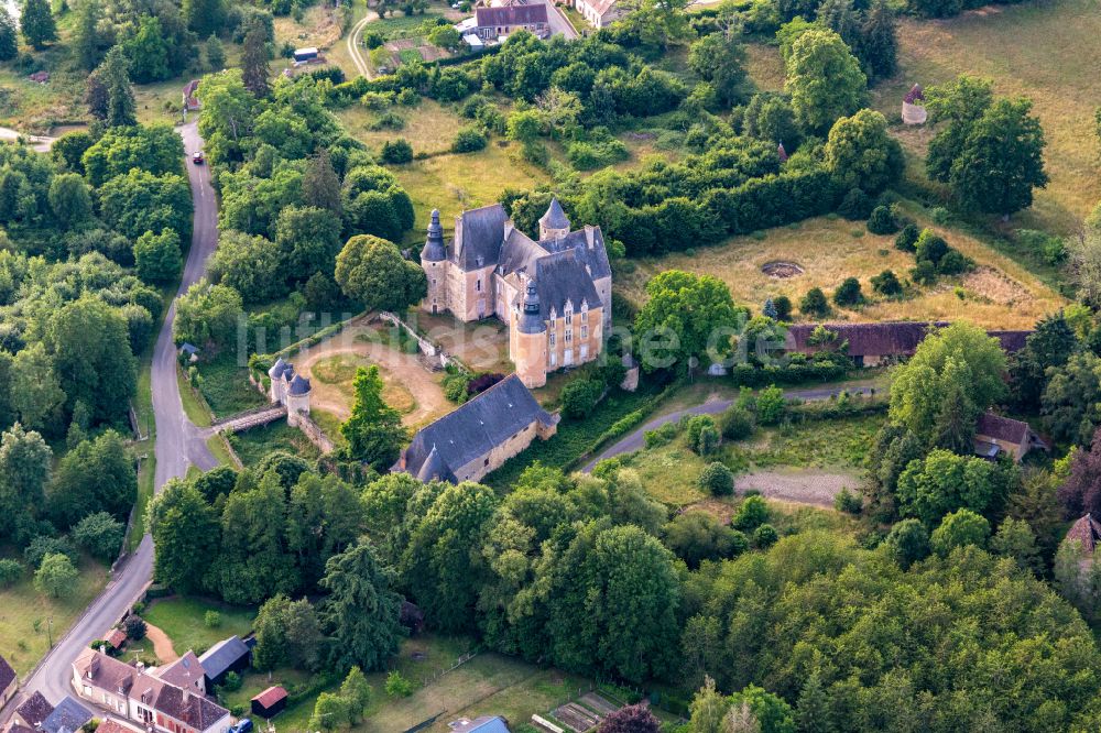 Semur-en-Vallon aus der Vogelperspektive: Gebäudekomplex im Schloßpark des Schloß in Semur-en-Vallon in Pays de la Loire, Frankreich