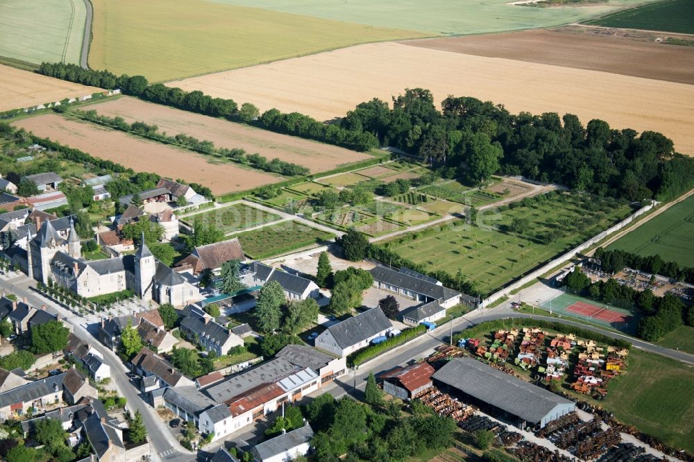 Talcy aus der Vogelperspektive: Gebäudekomplex im Schloßpark von Schloß Talcy in Talcy in Centre-Val de Loire, Frankreich