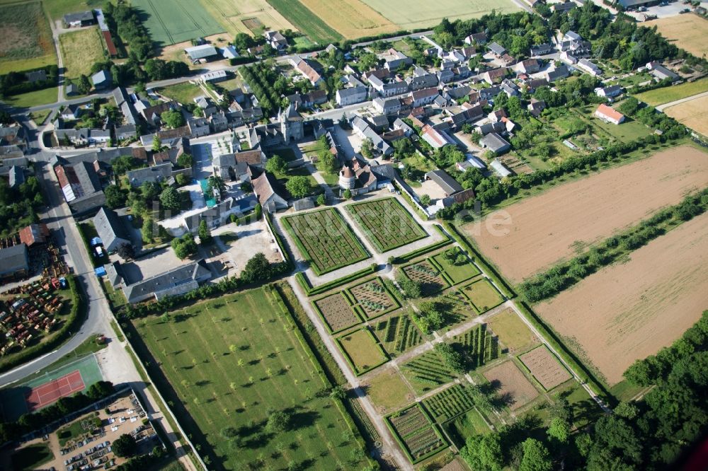 Luftaufnahme Talcy - Gebäudekomplex im Schloßpark von Schloß Talcy in Talcy in Centre-Val de Loire, Frankreich