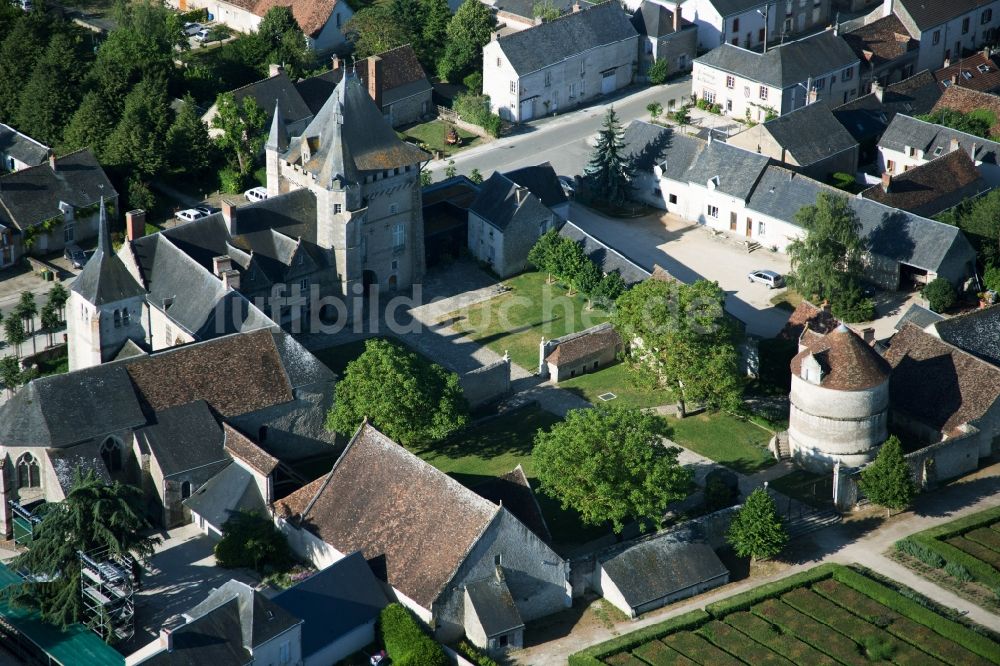 Talcy von oben - Gebäudekomplex im Schloßpark von Schloß Talcy in Talcy in Centre-Val de Loire, Frankreich