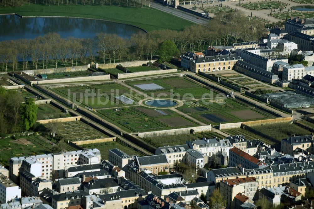 Versailles aus der Vogelperspektive: Gebäudekomplex im Schloßpark von Schloß Versailles am Place d'Armes in Versailles in Ile-de-France, Frankreich