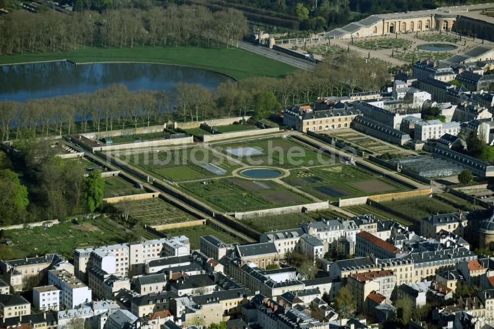 Luftbild Versailles - Gebäudekomplex im Schloßpark von Schloß Versailles am Place d'Armes in Versailles in Ile-de-France, Frankreich