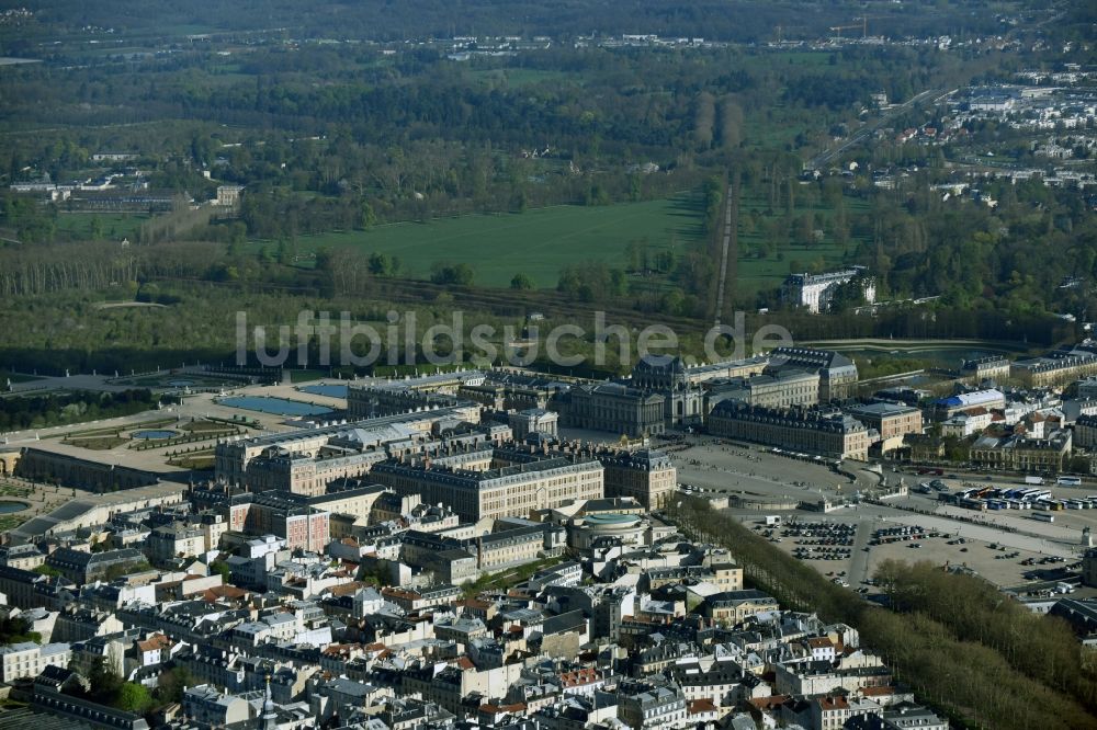 Versailles von oben - Gebäudekomplex im Schloßpark von Schloß Versailles am Place d'Armes in Versailles in Ile-de-France, Frankreich