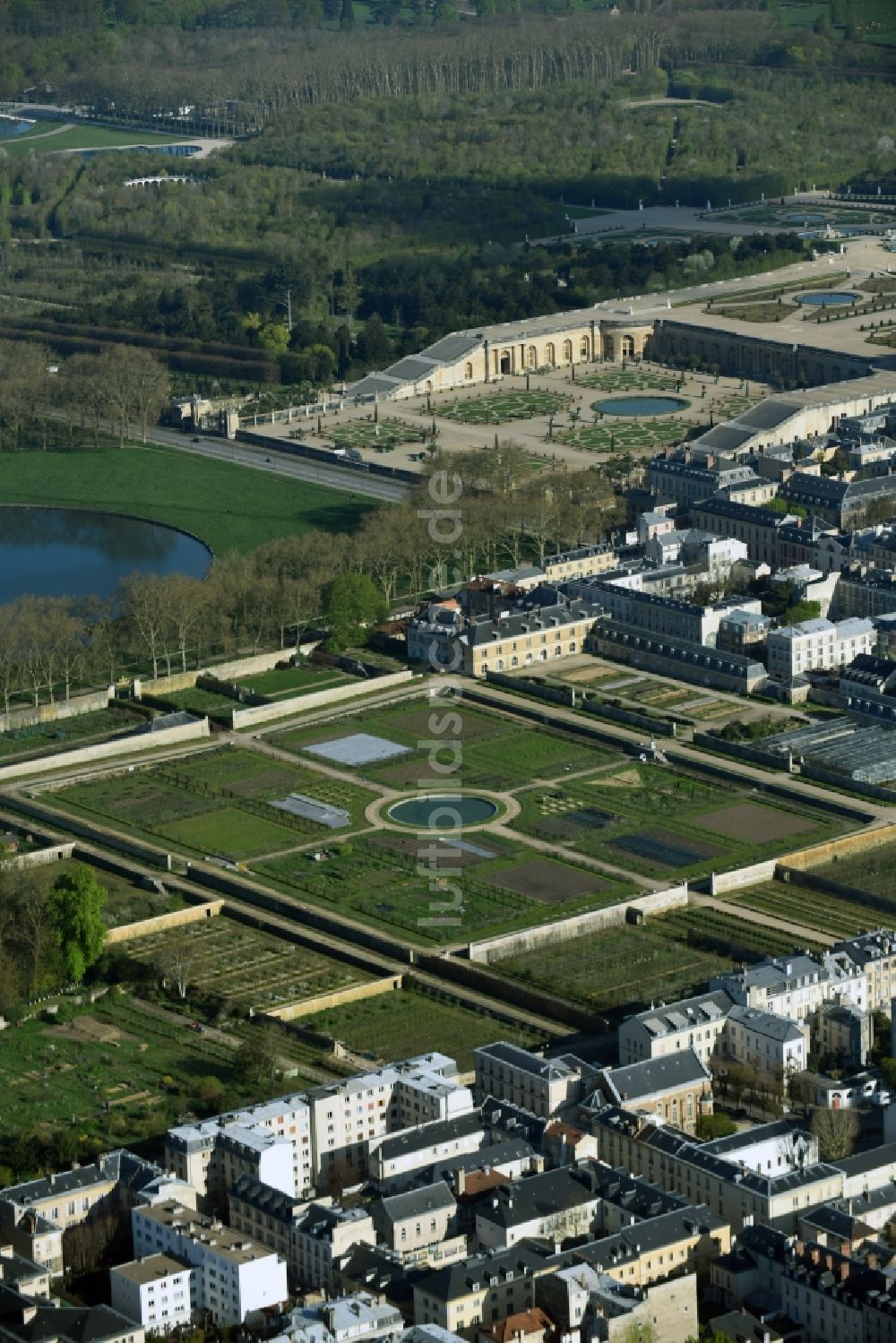 Versailles aus der Vogelperspektive: Gebäudekomplex im Schloßpark von Schloß Versailles am Place d'Armes in Versailles in Ile-de-France, Frankreich