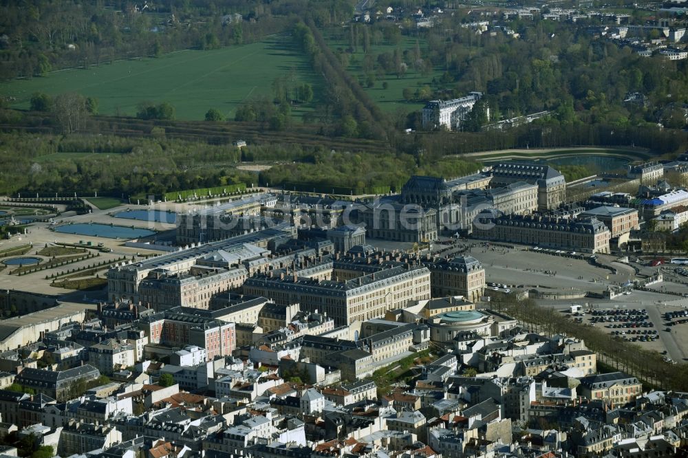 Luftbild Versailles - Gebäudekomplex im Schloßpark von Schloß Versailles am Place d'Armes in Versailles in Ile-de-France, Frankreich