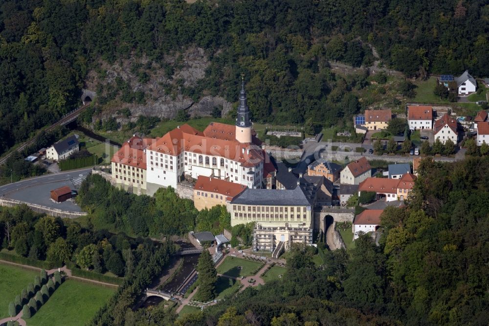 Luftaufnahme Weesenstein - Gebäudekomplex im Schloßpark von Schloß Weesenstein in Weesenstein im Bundesland Sachsen, Deutschland