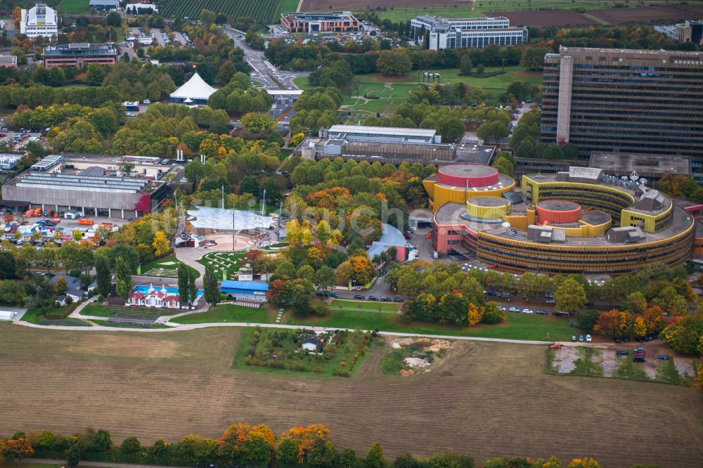 Luftaufnahme Mainz - Gebäudekomplex des Senders ZDF - Zweites Deutsches Fernsehen im Ortsteil Lerchenberg in Mainz im Bundesland Rheinland-Pfalz, Deutschland