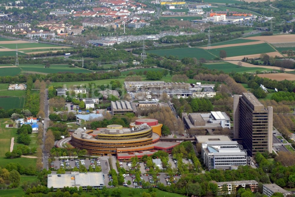 Luftaufnahme Mainz - Gebäudekomplex des Senders Zweiten Deutschen Fernsehen ZDF im Ortsteil Lerchenberg in Mainz im Bundesland Rheinland-Pfalz