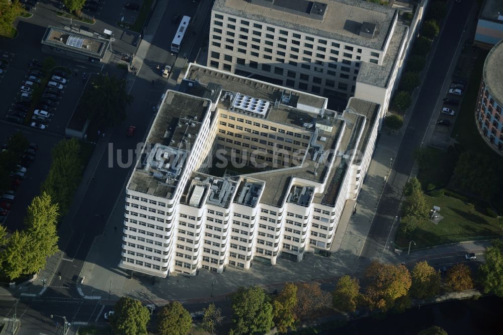 Luftbild Berlin - Gebäudekomplex von Shell Haus und Maritim Hotel Berlin am Landwehrkanal im Ortsteil Tiergarten in Berlin