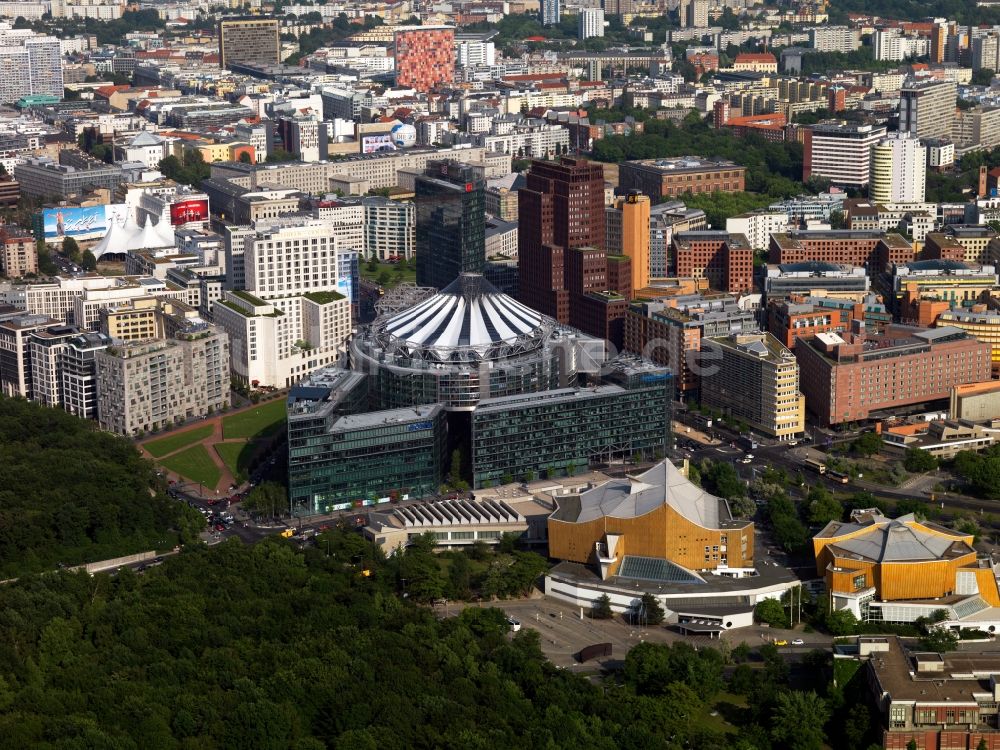 Luftbild Berlin - Gebäudekomplex mit dem Sony- Center - Bahntower am Potsdamer Platz Berlin