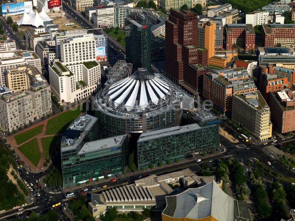 Luftaufnahme Berlin - Gebäudekomplex mit dem Sony- Center - Bahntower am Potsdamer Platz Berlin