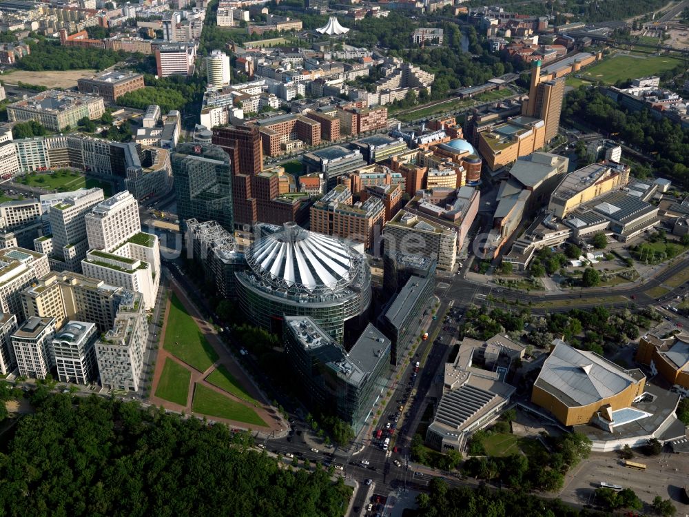 Berlin von oben - Gebäudekomplex mit dem Sony- Center - Bahntower am Potsdamer Platz Berlin