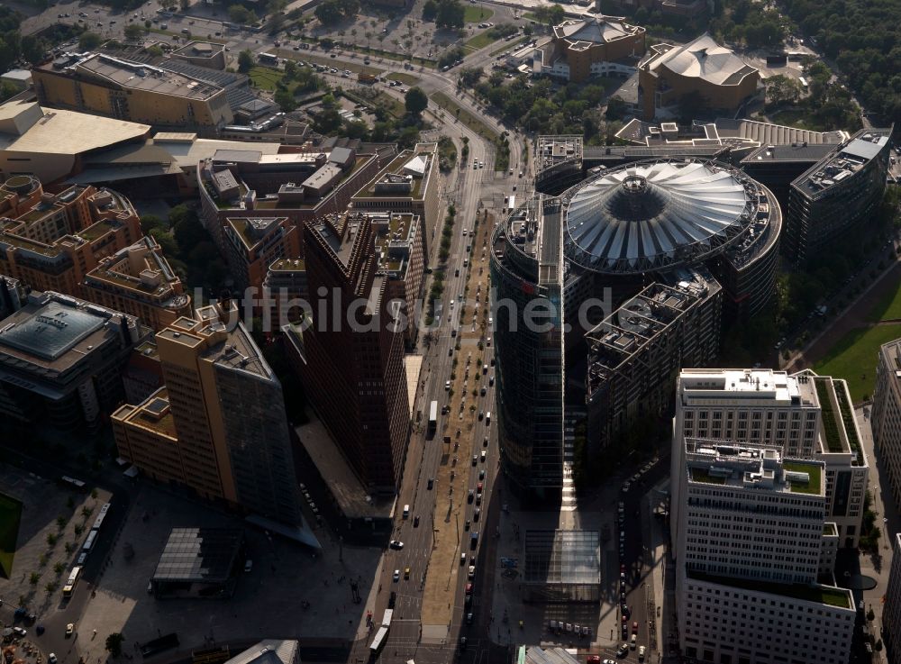 Berlin aus der Vogelperspektive: Gebäudekomplex mit dem Sony- Center - Bahntower am Potsdamer Platz Berlin