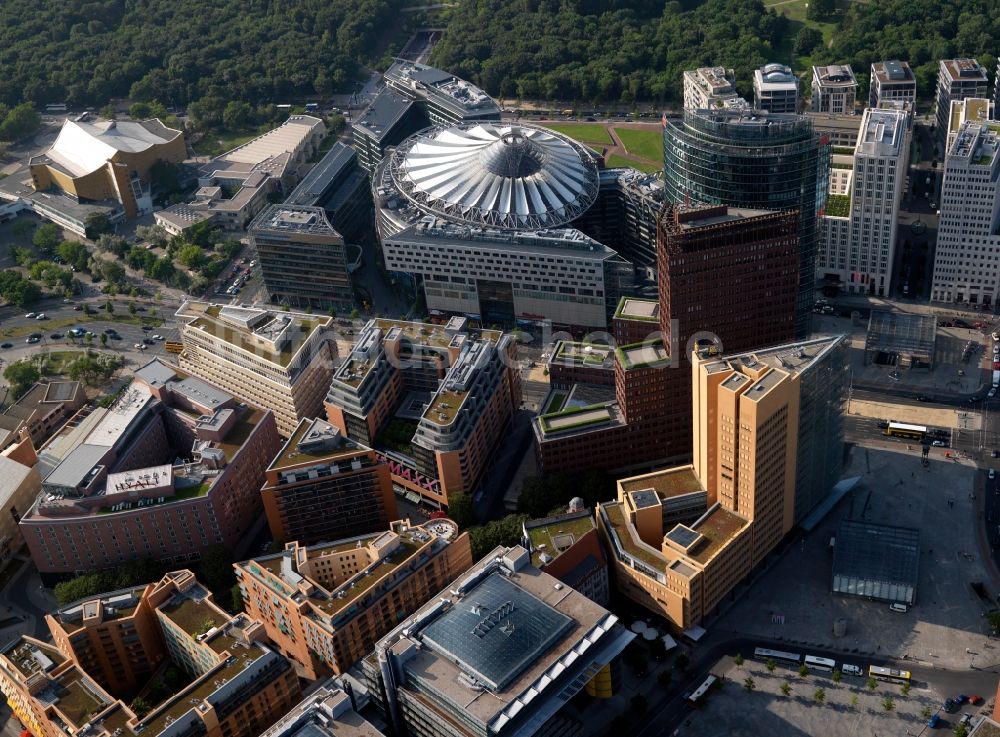 Luftbild Berlin - Gebäudekomplex mit dem Sony- Center - Bahntower am Potsdamer Platz Berlin