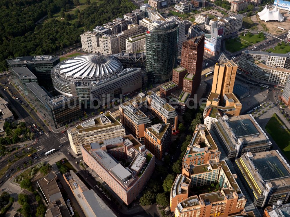 Luftaufnahme Berlin - Gebäudekomplex mit dem Sony- Center - Bahntower am Potsdamer Platz Berlin