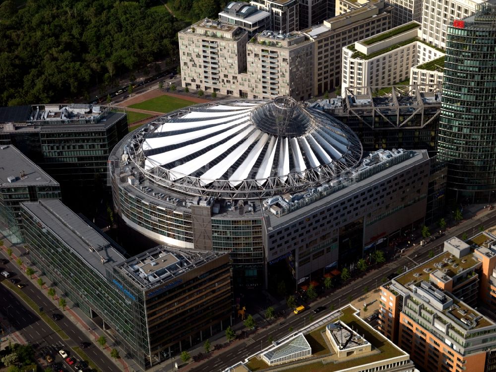 Berlin von oben - Gebäudekomplex mit dem Sony- Center - Bahntower am Potsdamer Platz Berlin