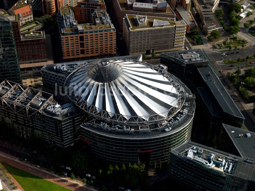 Berlin aus der Vogelperspektive: Gebäudekomplex mit dem Sony- Center - Bahntower am Potsdamer Platz Berlin