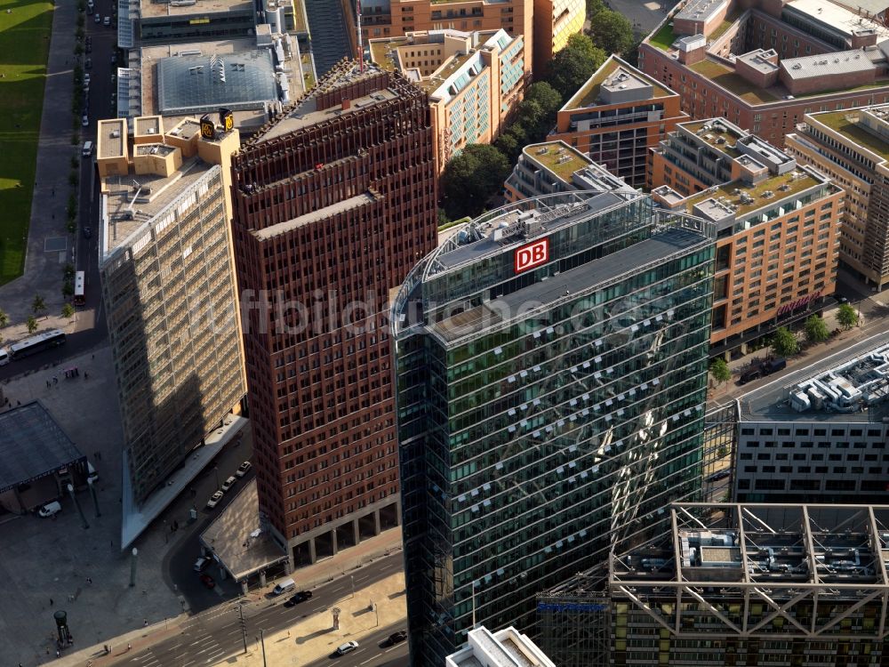 Luftbild Berlin - Gebäudekomplex mit dem Sony- Center - Bahntower am Potsdamer Platz Berlin